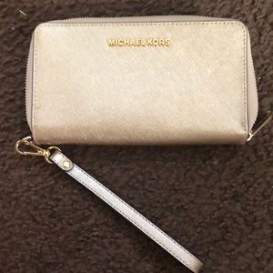 michael kors gold wallet, never been used 💘